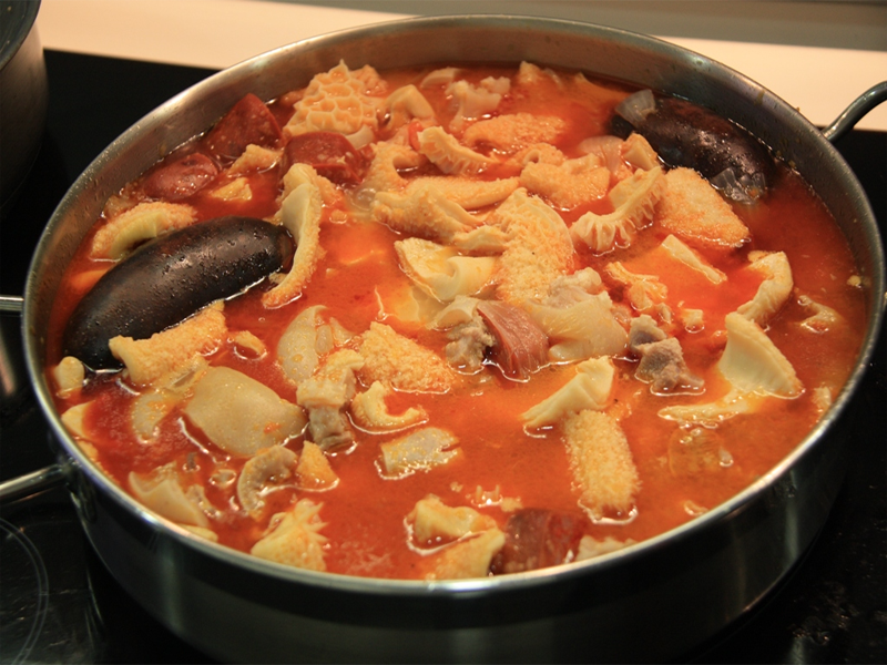 CALLOS CON GARBANZOS