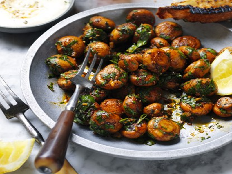 CHAMPIGNONS SAUTÉS À L’AIL