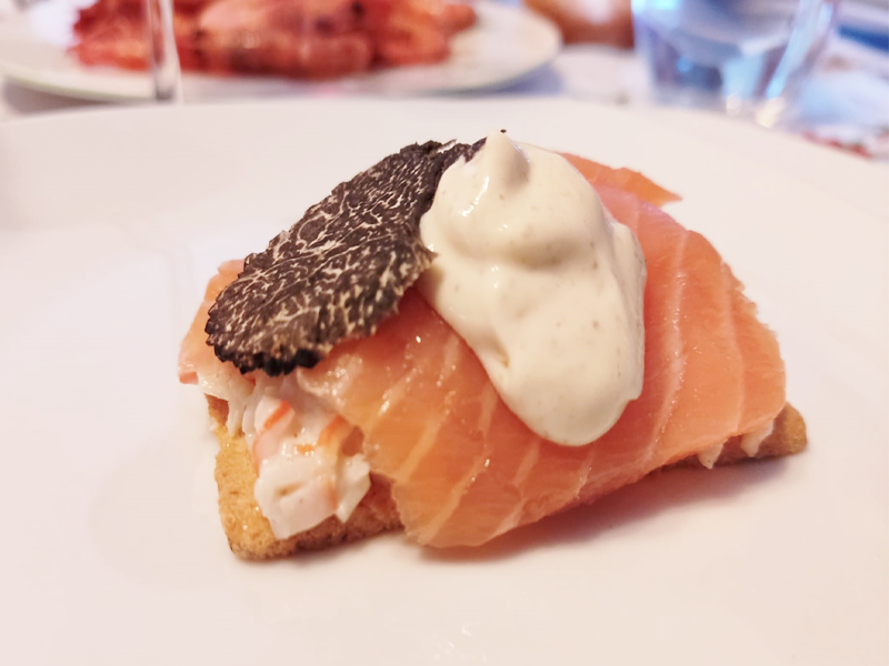 Canapé au poisson fumé et mayonnaise