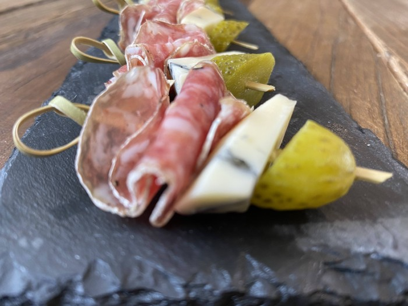 Brochettes apéritives Saucisson – cornichon – fromage