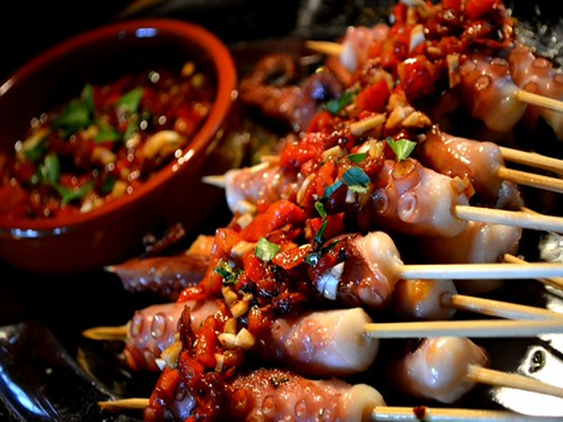 Brochettes de poulpe grille