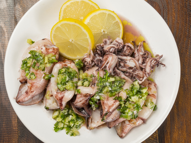 Calamars à l’Armoricaine avec gelée de vin blanc et émulsion légère à l’ail.