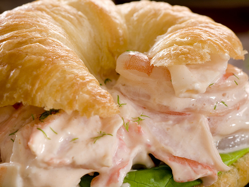 CROISSANTS APÉRITIFS GARNIS AUX RILLETTES DE CRABE